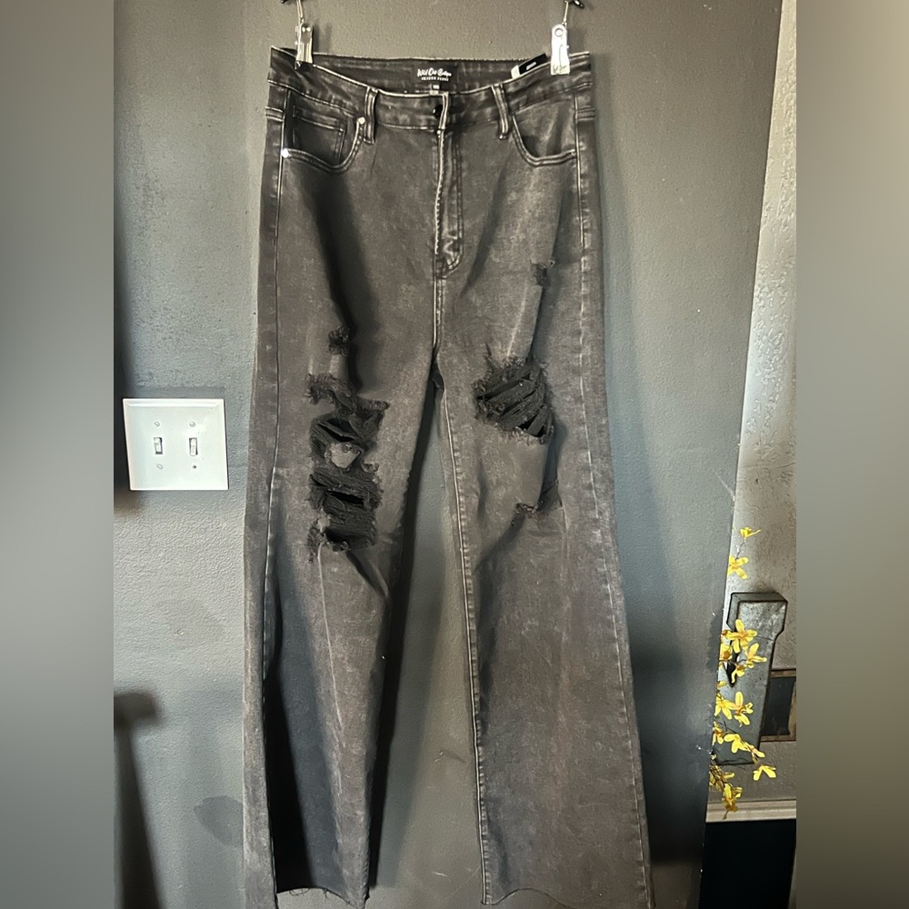 Wild Oak Boutique Risen jeans 

Black distressed wide leg 
15/32